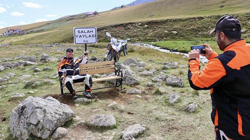 Muhammed Salah oturdu, turistler akın etti! Trabzon’da bu taş şimdi fenomen: Yanına bank yerleştirildi