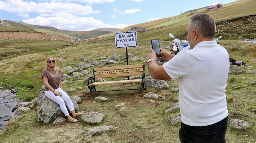 Muhammed Salah oturdu, turistler akın etti! Trabzon’da bu taş şimdi fenomen: Yanına bank yerleştirildi