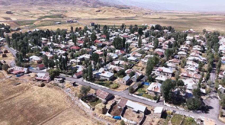 Yüksekova'nın örnek bir yerleşim yeri! Doğanlı köyünün simetrik güzelliği:
