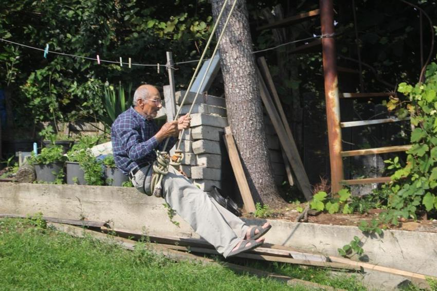 Torunu istedi diye ağacın tepesine ev yaptı: Kanada ve Yeni Zelanda'dan görmeye gelenler var!