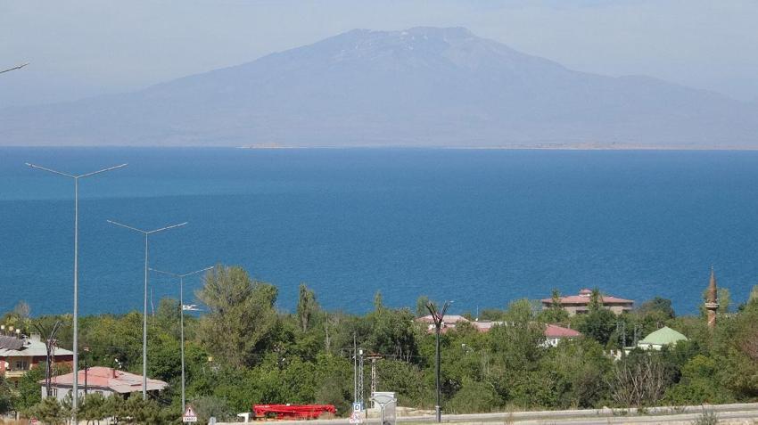 Van Gölü'nün doğal güzelliği ve silüeti için kritik uyarı! Yapılaşmada yatay mimari çağrısı