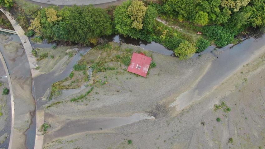Kastamonu'da görenleri hayrete düşüren manzara! Toprağa gömülen evin sadece çatısı gözüküyor