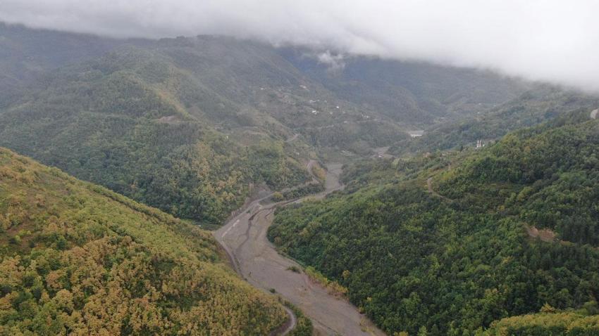 Kastamonu'da görenleri hayrete düşüren manzara! Toprağa gömülen evin sadece çatısı gözüküyor