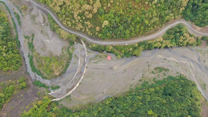 Kastamonu'da görenleri hayrete düşüren manzara! Toprağa gömülen evin sadece çatısı gözüküyor