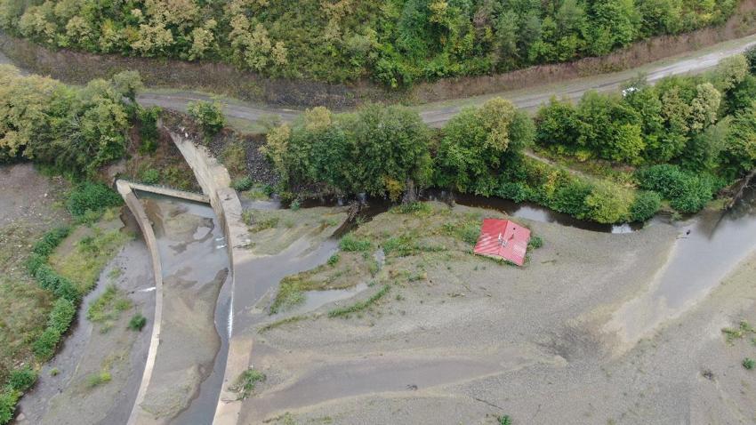 Kastamonu'da görenleri hayrete düşüren manzara! Toprağa gömülen evin sadece çatısı gözüküyor