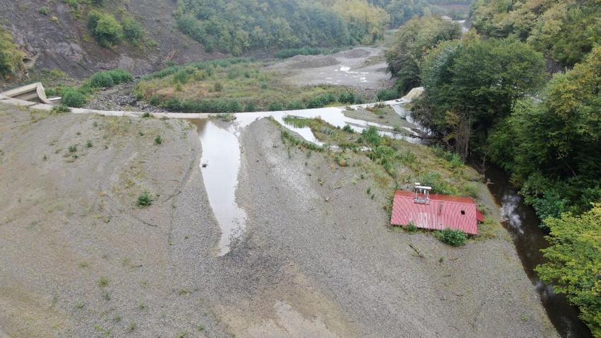 Kastamonu'da görenleri hayrete düşüren manzara! Toprağa gömülen evin sadece çatısı gözüküyor