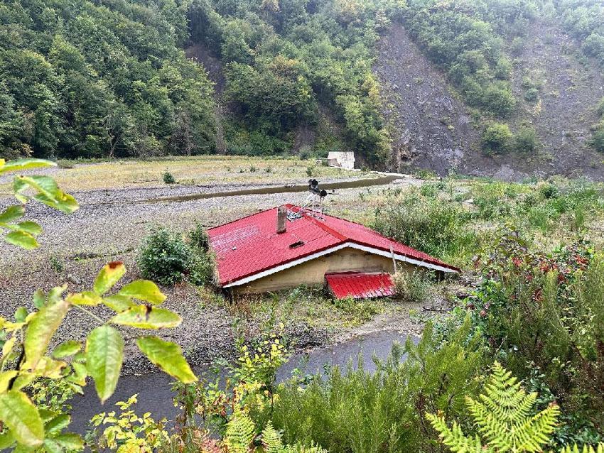Kastamonu'da görenleri hayrete düşüren manzara! Toprağa gömülen evin sadece çatısı gözüküyor