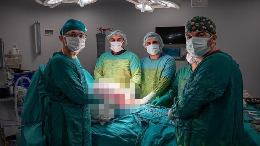 Karın ağrısı şikayetiyle gitti, hastanede şoke oldu! Nadir görülüyor: Tam 15 kilo çıktı