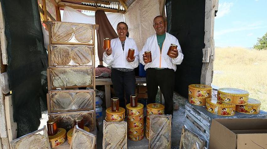 Muşlu çift evlendikleri yıl 30 kovanla başladı: 40 yılda 600 kovana ulaştılar
