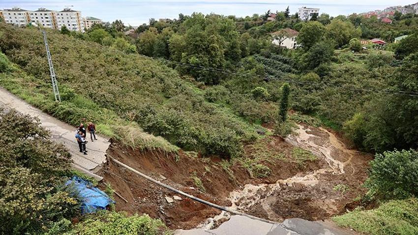 Trabzon'da heyelan dehşeti: Toprak kaymasıyla çöken yola otomobil devrildi!