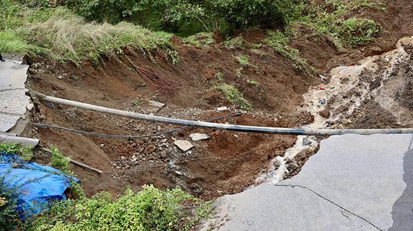 Trabzon'da heyelan dehşeti: Toprak kaymasıyla çöken yola otomobil devrildi!