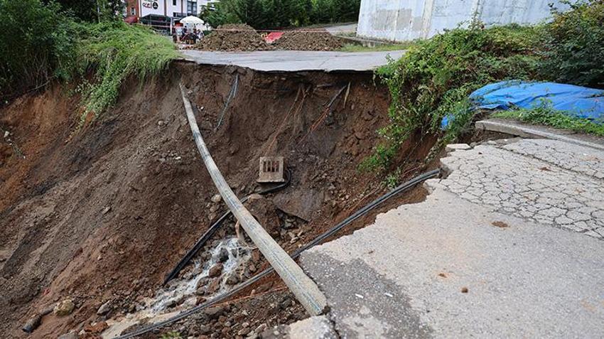 Trabzon'da heyelan dehşeti: Toprak kaymasıyla çöken yola otomobil devrildi!