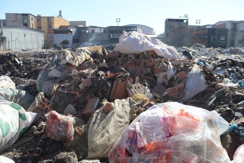 İzmir'de skandal görüntü: Her türlü pislik burada, bir an önce düzeltin