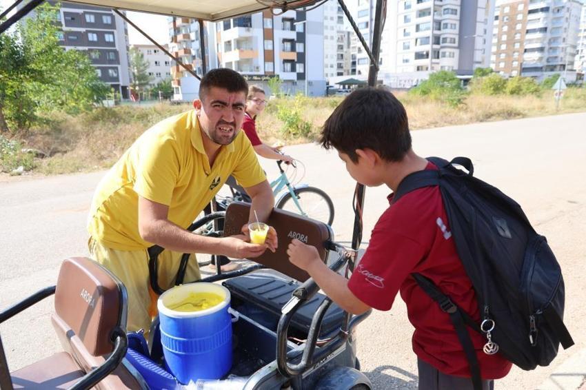 Adana'da seyyar dondurmacı motosikletine güneş paneli taktı: hem şarj sorununu çözdü hem sıcaktan korunuyor!