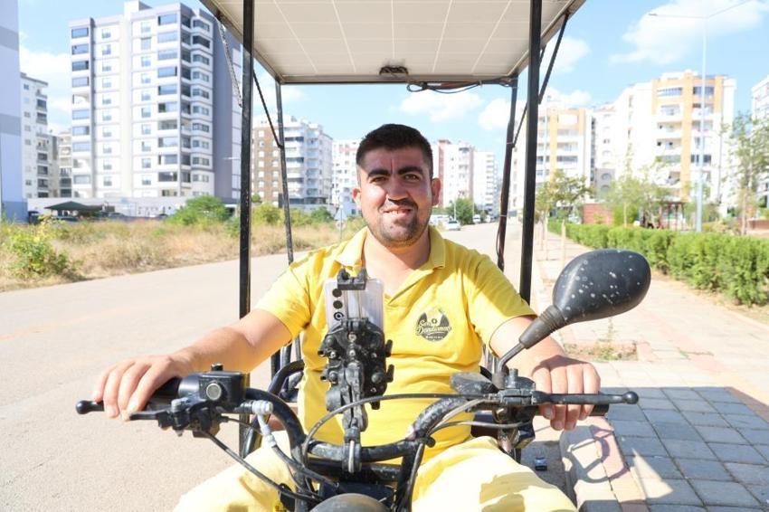Adana'da seyyar dondurmacı motosikletine güneş paneli taktı: hem şarj sorununu çözdü hem sıcaktan korunuyor!