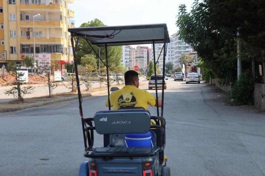 Adana'da seyyar dondurmacı motosikletine güneş paneli taktı: hem şarj sorununu çözdü hem sıcaktan korunuyor!