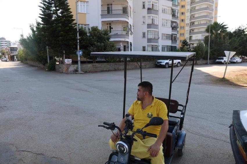 Adana'da seyyar dondurmacı motosikletine güneş paneli taktı: hem şarj sorununu çözdü hem sıcaktan korunuyor!