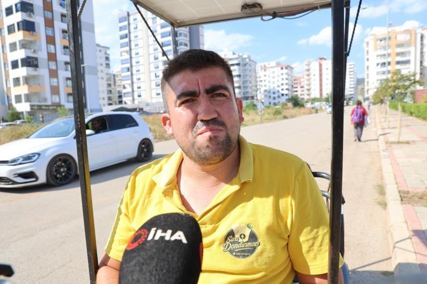 Adana'da seyyar dondurmacı motosikletine güneş paneli taktı: hem şarj sorununu çözdü hem sıcaktan korunuyor!