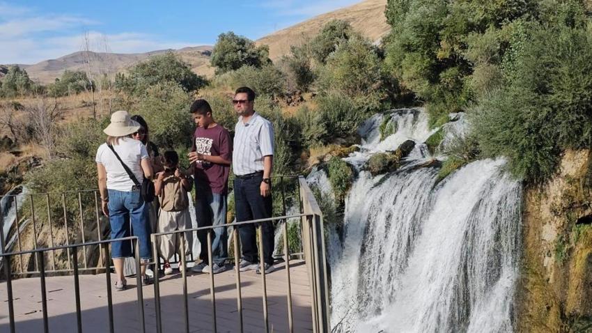 Savaşın yaralarını Muradiye Şelalesi'nde sarıyorlar: İranlılar akın ediyor