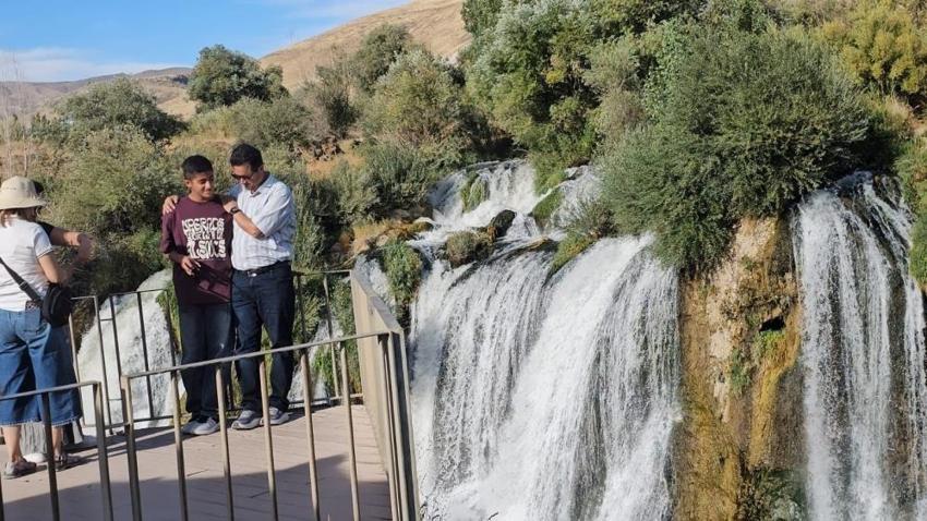 Savaşın yaralarını Muradiye Şelalesi'nde sarıyorlar: İranlılar akın ediyor