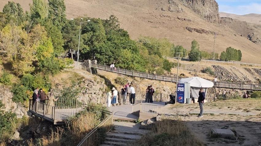 Savaşın yaralarını Muradiye Şelalesi'nde sarıyorlar: İranlılar akın ediyor