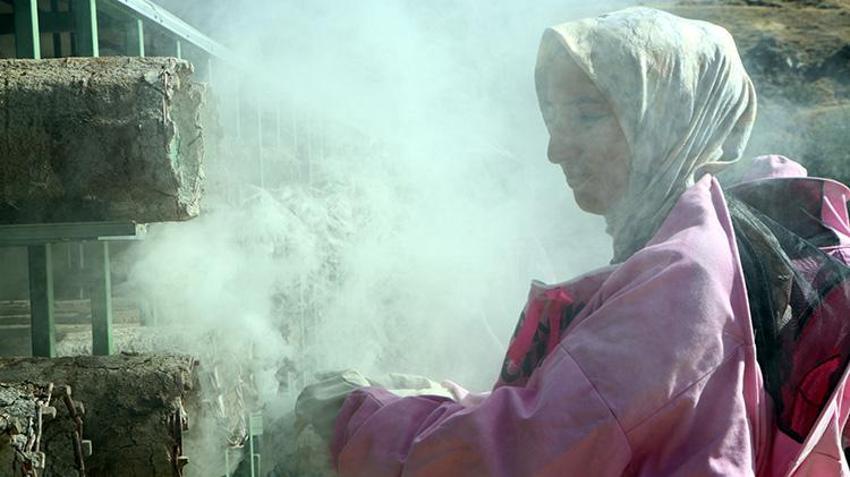 Artos Dağı'nın 'pembe maskeli' kadın arıcılarından rekor hasat: Kara kovan balında yüzler gülüyor!