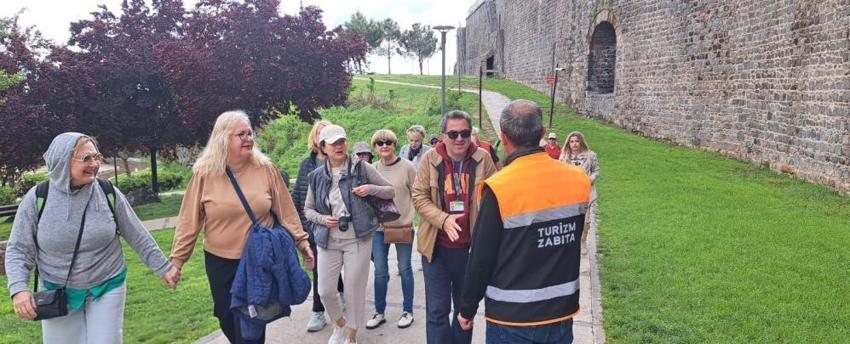 Dünyayı gezmeyi bıraktı, Diyarbakır'da turistlere tarih anlatıyor