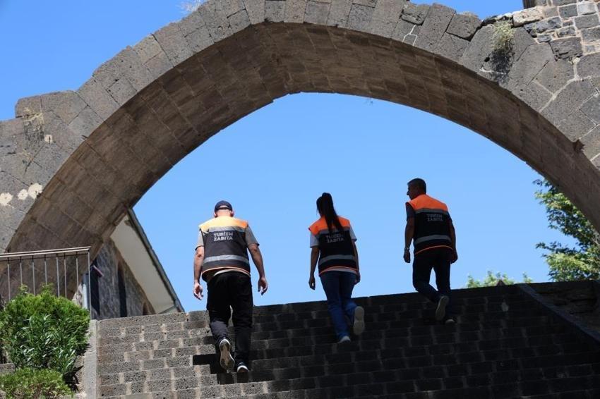 Dünyayı gezmeyi bıraktı, Diyarbakır'da turistlere tarih anlatıyor