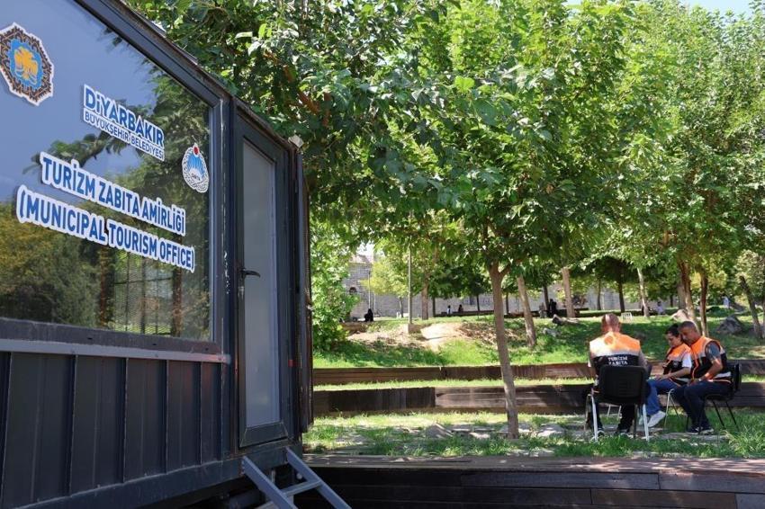 Dünyayı gezmeyi bıraktı, Diyarbakır'da turistlere tarih anlatıyor