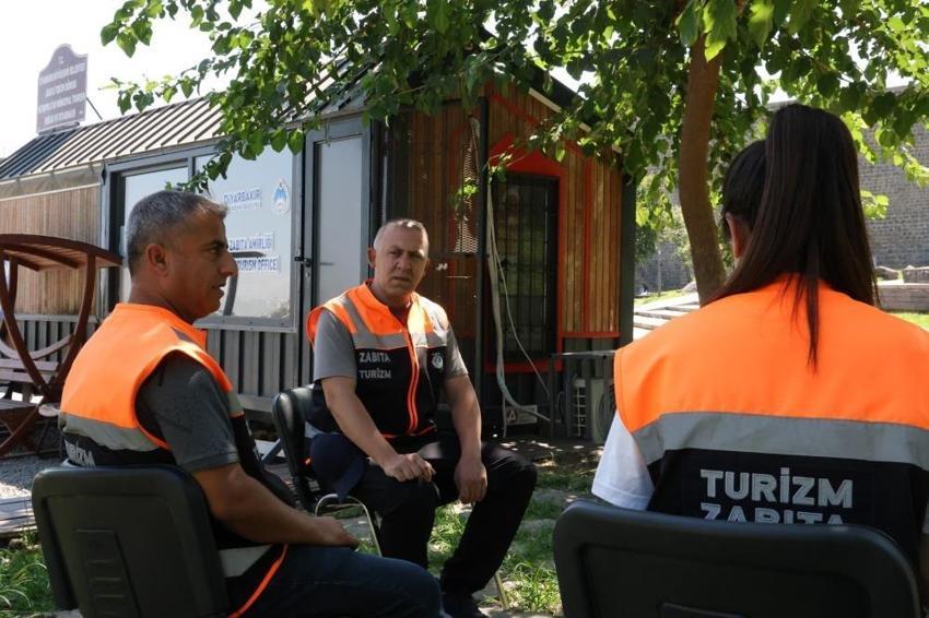 Dünyayı gezmeyi bıraktı, Diyarbakır'da turistlere tarih anlatıyor