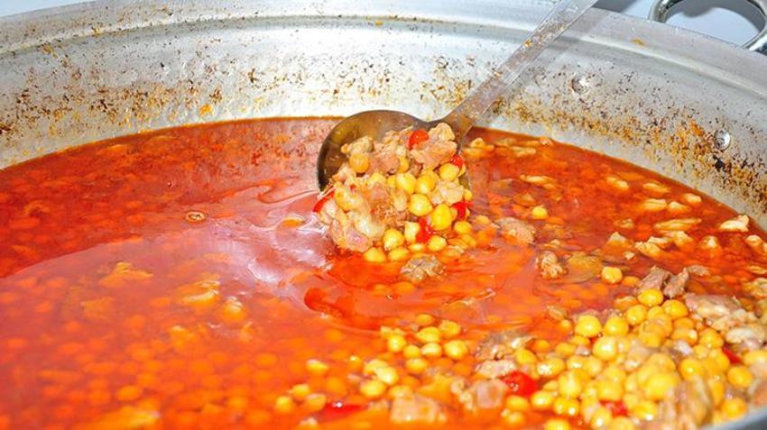 Manisalı muhtarın yürek ısıtan hizmeti: Anneleri için başlatmıştı, 6 köye birden ulaştı!