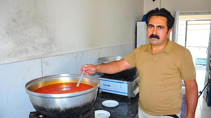 Manisalı muhtarın yürek ısıtan hizmeti: Anneleri için başlatmıştı, 6 köye birden ulaştı!