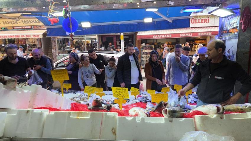 Palamut 90 TL'ye düşünce vatandaş balık tezgahlarına akın etti