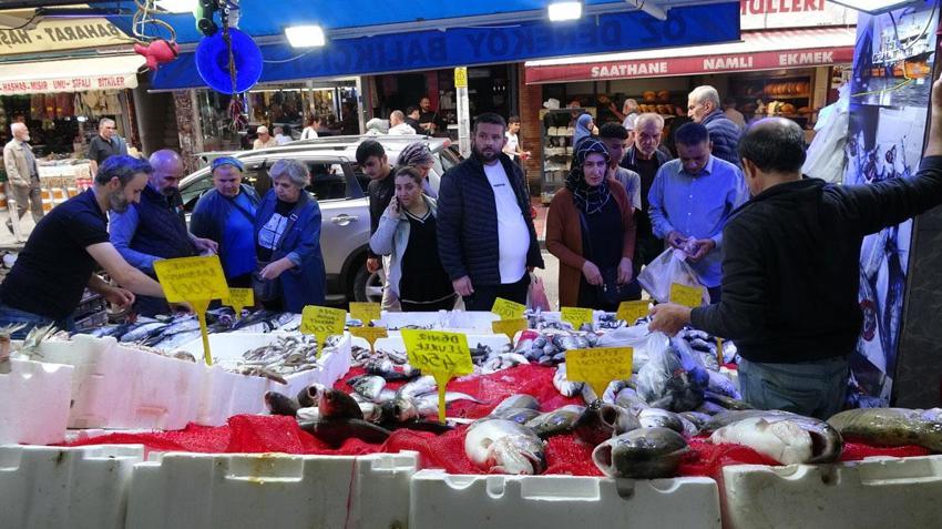 Palamut 90 TL'ye düşünce vatandaş balık tezgahlarına akın etti