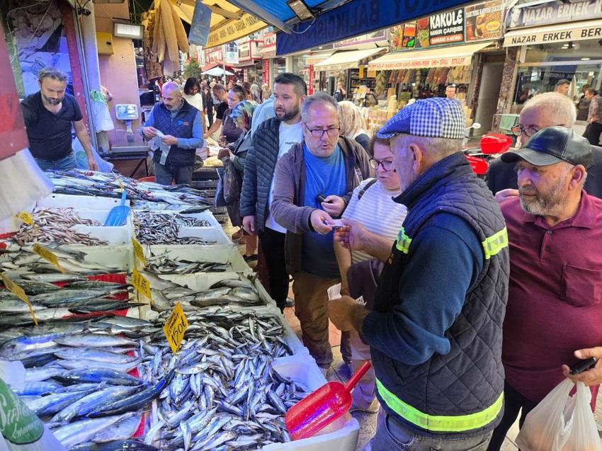 Palamut 90 TL'ye düşünce vatandaş balık tezgahlarına akın etti