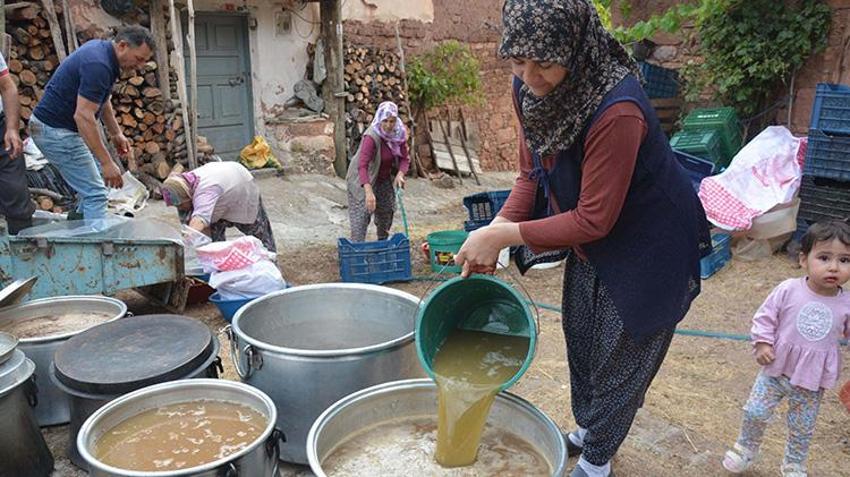 Manisa'da kazanlar kaynamaya başladı! 3 günlük emeğin ardından sofralara gelecek