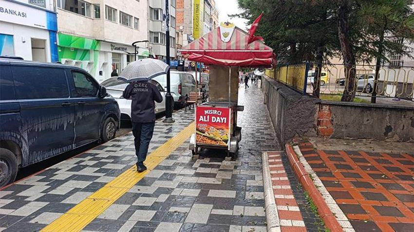 Meteoroloji uyardı, sağanak geldi: Afyonkarahisar yeni haftaya yağışla başladı