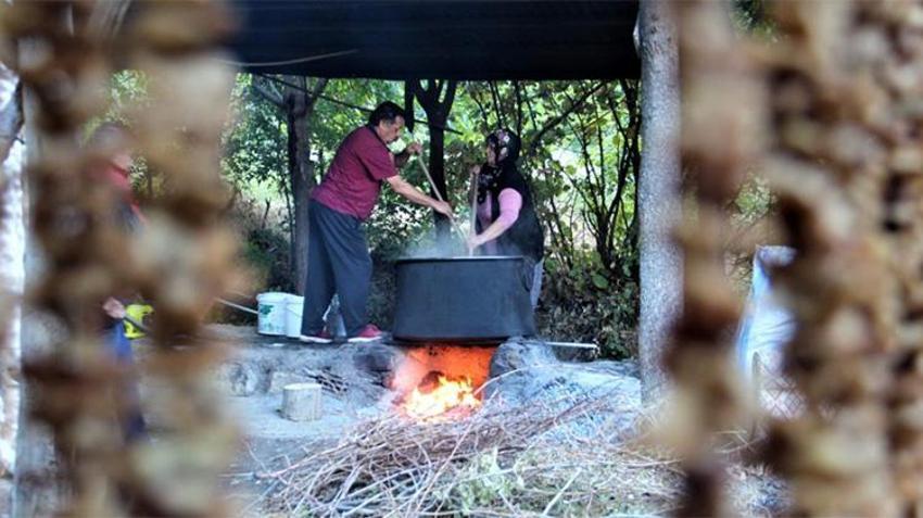Erzincan’da üretiliyor, dünyaya satılıyor! Asırlık şifa deposu için kazanlar kuruldu, siparişler şimdiden yağıyor