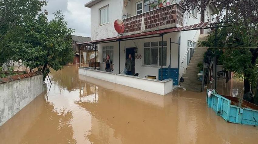 Sakarya’yı sağanak vurdu! Dere taştı, ev ve iş yerlerini su bastı