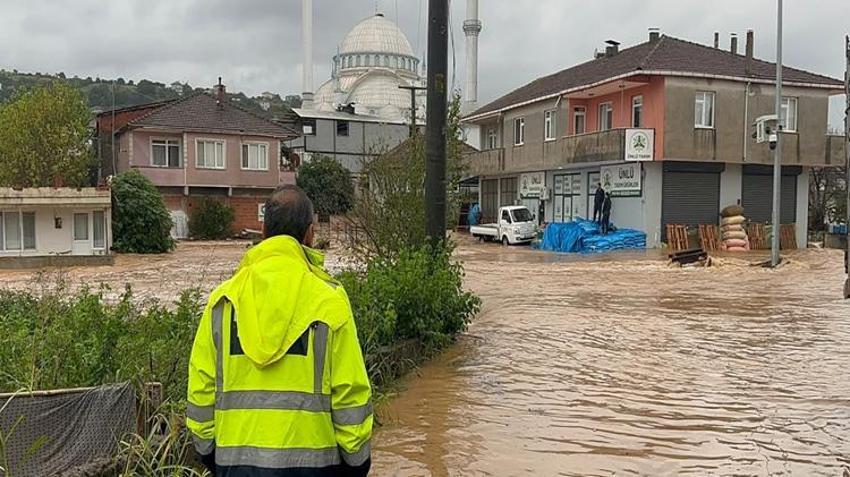 Sakarya’yı sağanak vurdu! Dere taştı, ev ve iş yerlerini su bastı