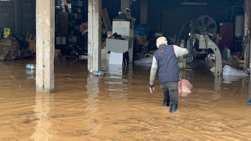 Sakarya’yı sağanak vurdu! Dere taştı, ev ve iş yerlerini su bastı