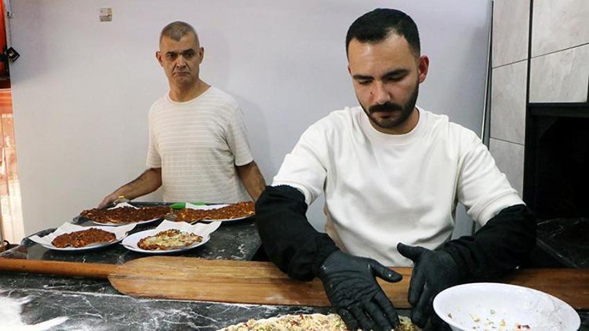 Yanlış iğneyle engelli kaldı, annesinin anısını yaşatmak için evini satıp dükkan açtı! Turuncu arabasıyla şehrin simgesi oldu!
