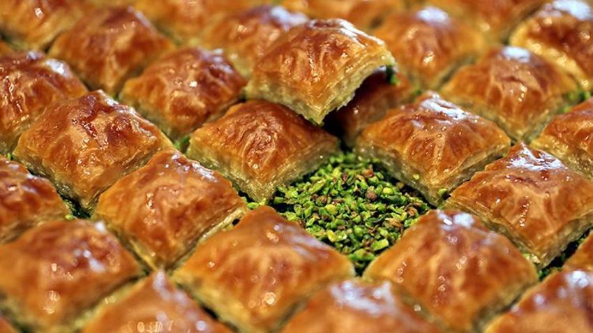 ABD’ye yüksek lisans için gitti, baklavacı oldu! Gaziantep baklavasını SpaceX ve Paris Hilton’a ulaştırdı