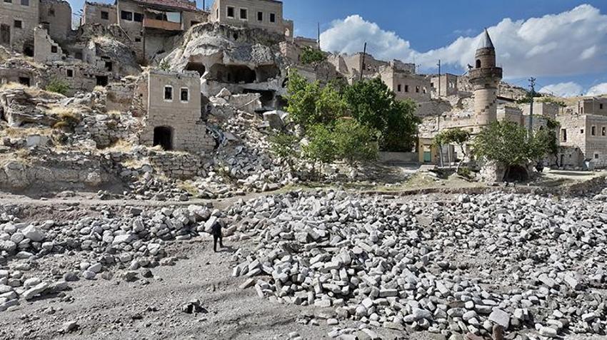 Yıllar önce sular altında kalan köyü herkes birer birer terk etti o ise 23 yıldır yerinden ayrılmadı! Kalmak için tek bir sebebi vardı