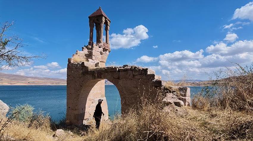 Yıllar önce sular altında kalan köyü herkes birer birer terk etti o ise 23 yıldır yerinden ayrılmadı! Kalmak için tek bir sebebi vardı