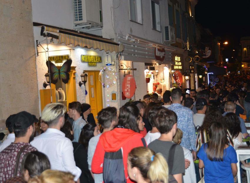 Çeşme’de yaz sezonunda oteller doldu taştı! Doluluk yüzde 100’e yaklaştı: Şimdi hedef 12 ay turizm