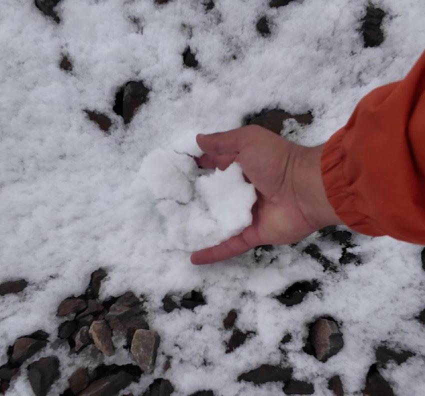 Mevsimin ilk karı Ejder Tepesi'ne yağdı: Palandöken'in zirvesi beyaza büründü!