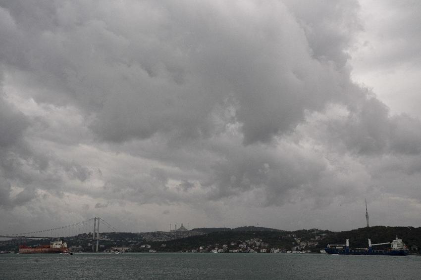 Sağanak yağış ve fırtına kuvvetli geliyor! Meteoroloji ve İstanbul Valiliği uyardı