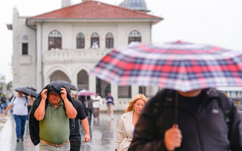 Sağanak yağış ve fırtına kuvvetli geliyor! Meteoroloji ve İstanbul Valiliği uyardı