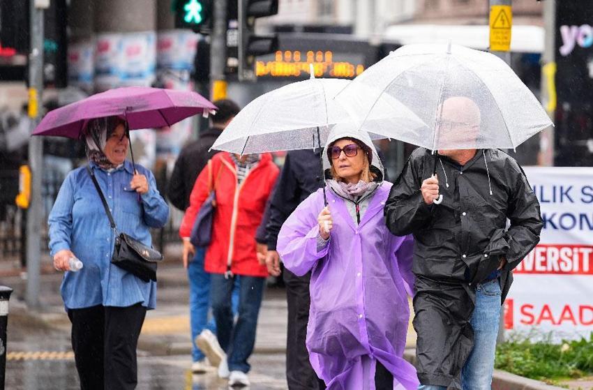 Sağanak yağış ve fırtına kuvvetli geliyor! Meteoroloji ve İstanbul Valiliği uyardı
